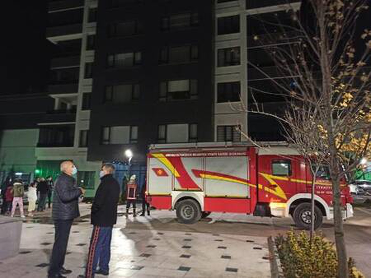 Başkent\'te apartmanın 12\'nci katında çıkan yangın korkuttu: 2 yaralı