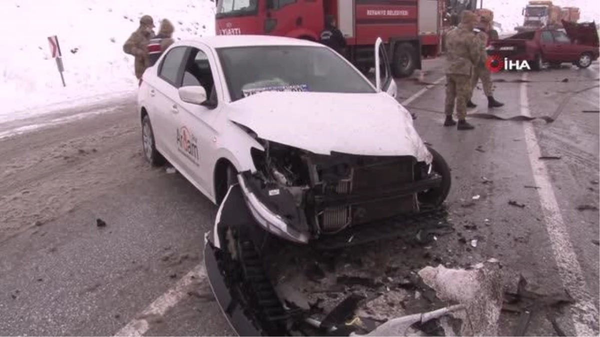 Son dakika... Erzincan\'da kar yağışı trafik kazalarını da beraberinde getirdi