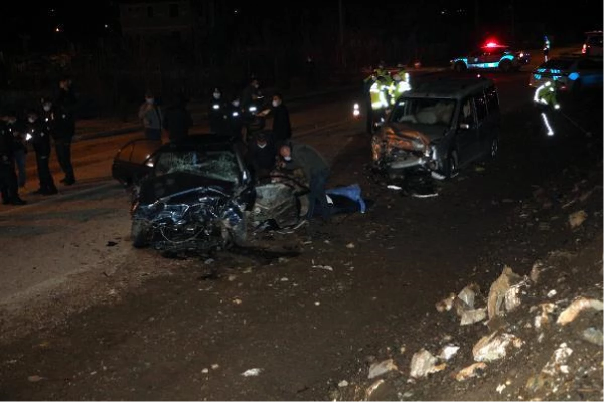 Hafif ticari araç ile otomobil çarpıştı: 1 ölü, 1 yaralı