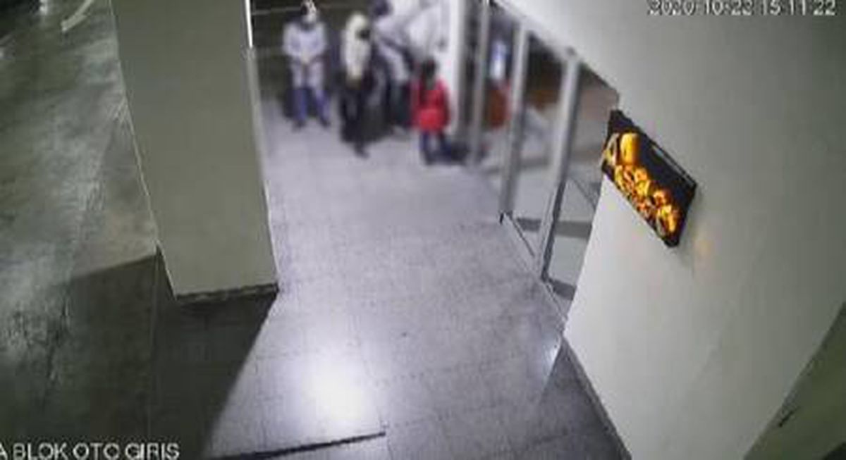 İSTANBUL\'DA 10 EVDEN HIRSIZLIK YAPAN ŞÜPHELİLER KAMERADA