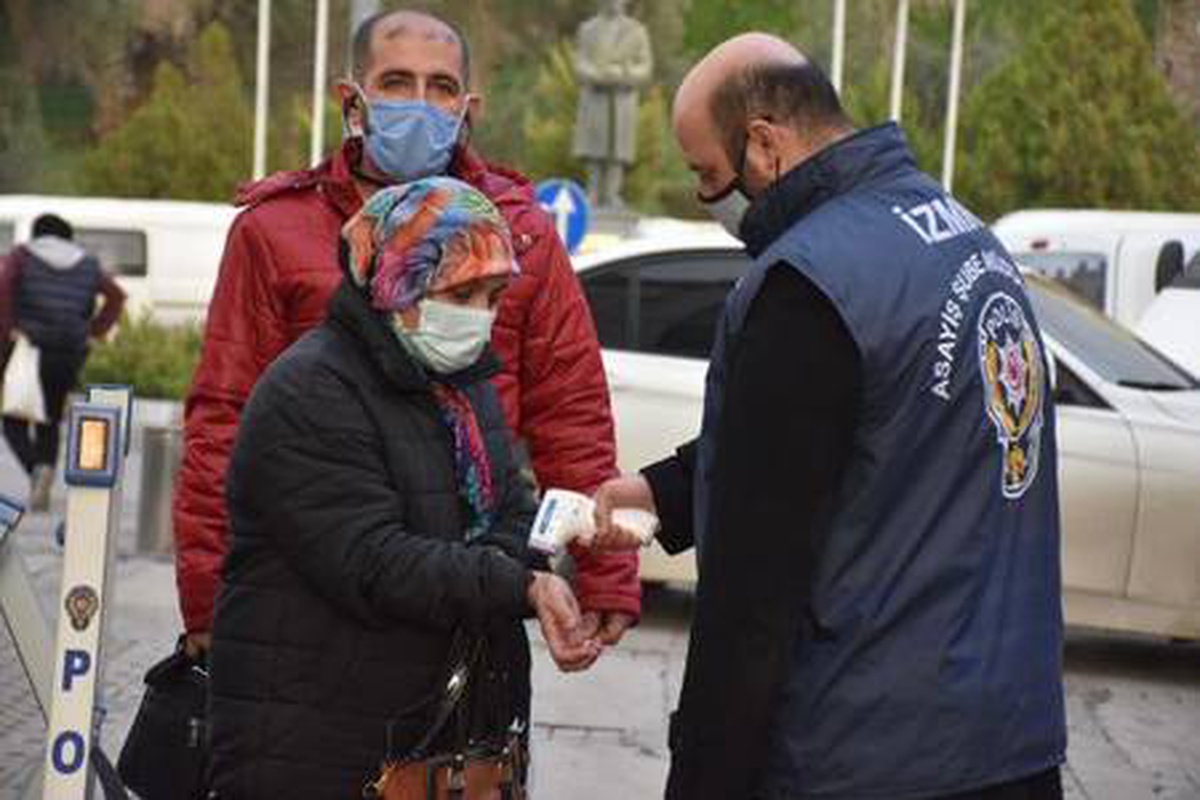 İzmir\'deki çarşılarda koronavirüs önlemleri artırıldı