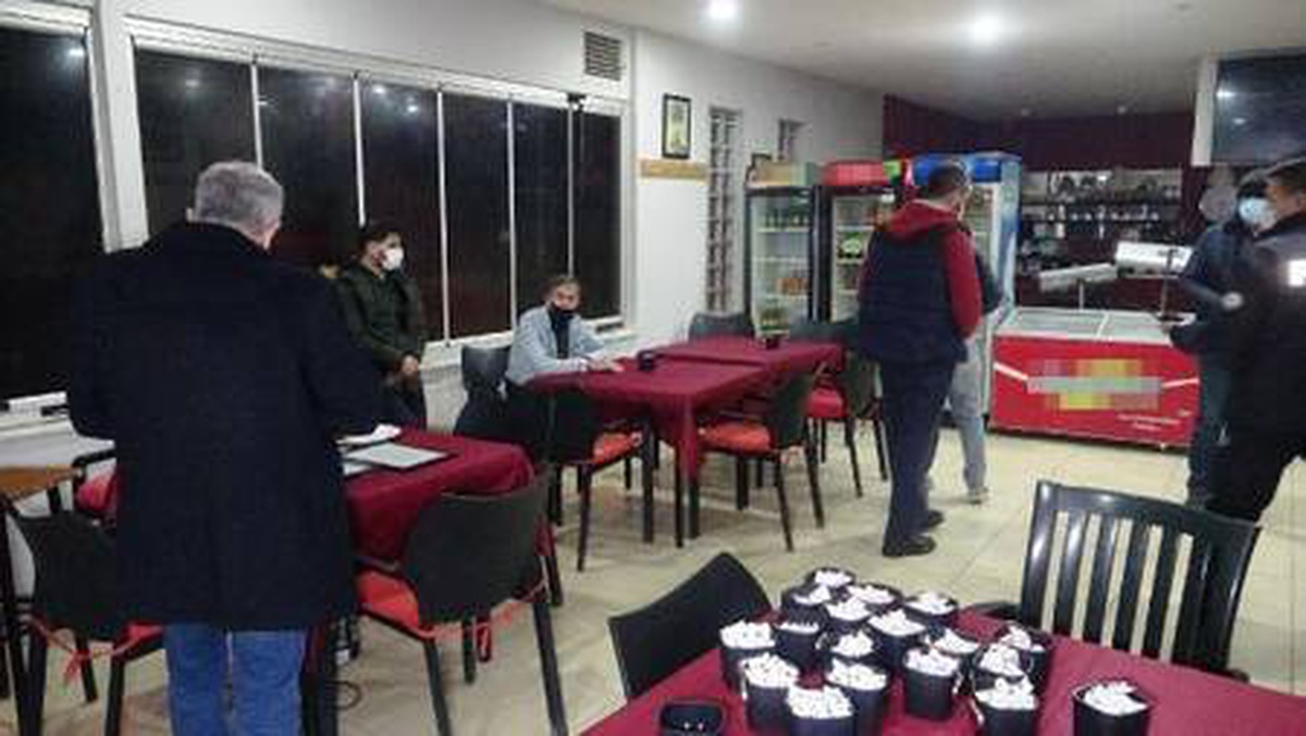 Kapalı olması gereken kıraathanede kumara 25 bin lira