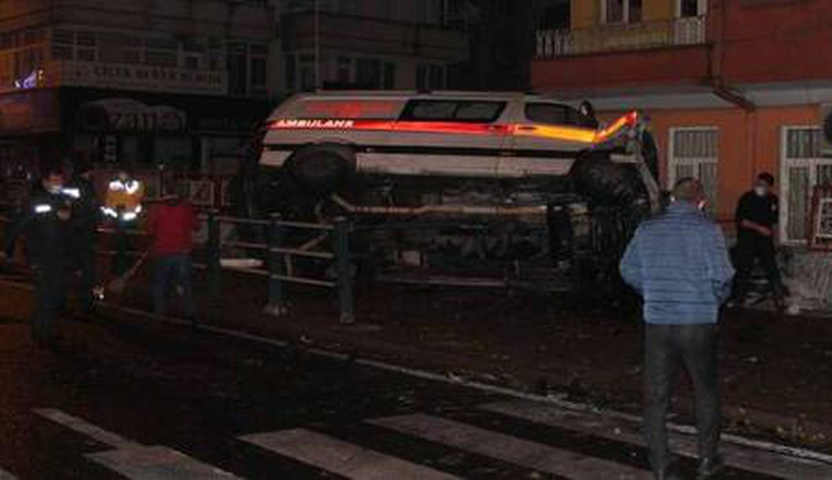 Kayseri\'de ambulans ile hafif ticari araç çarpıştı: 8 yaralı
