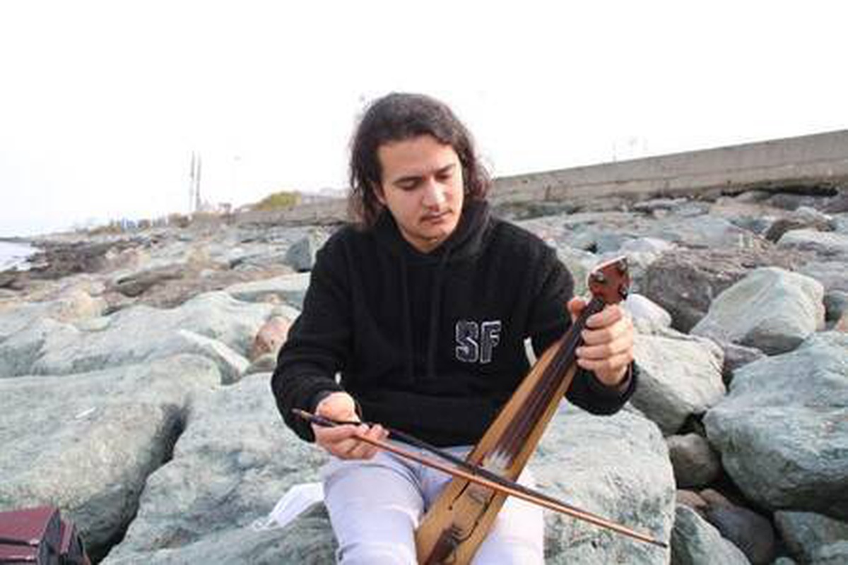Kemençeyle müzik yeteneğinin sınırlarını zorluyor