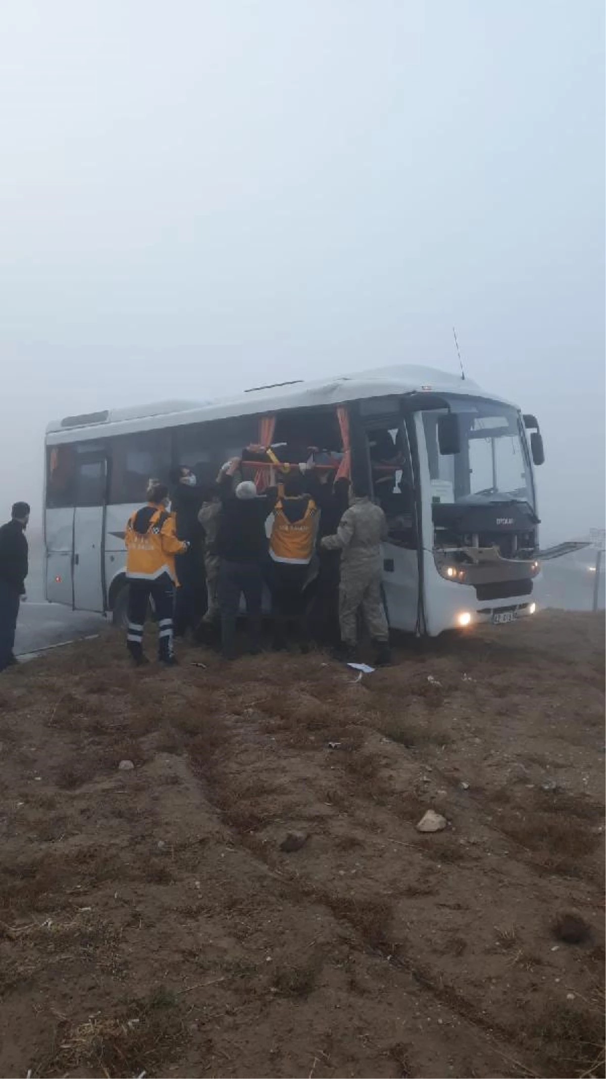 Konya\'da askeri servis aracı, TIR\'la çarpıştı: 10 yaralı