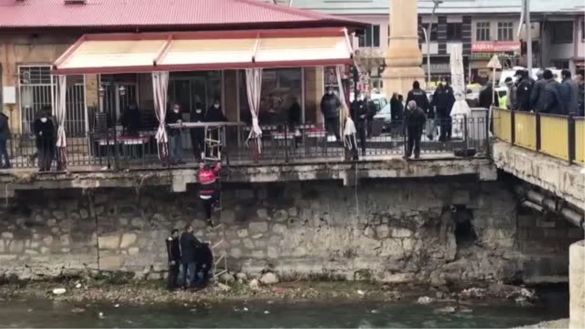 Son dakika haberi... Köprüden düşen kişiyi itfaiye ekipleri kurtardı