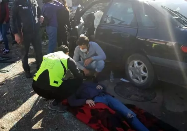 Otomobiller çarpıştı, arkadaşları yaralı sürücünün başından ayrılmadı