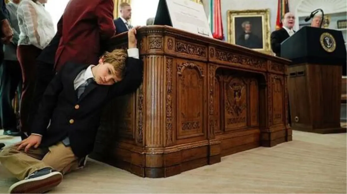 Oval Ofis\'teki madalya töreninde Trump konuştu, çocuklar sıkıntıdan patladı