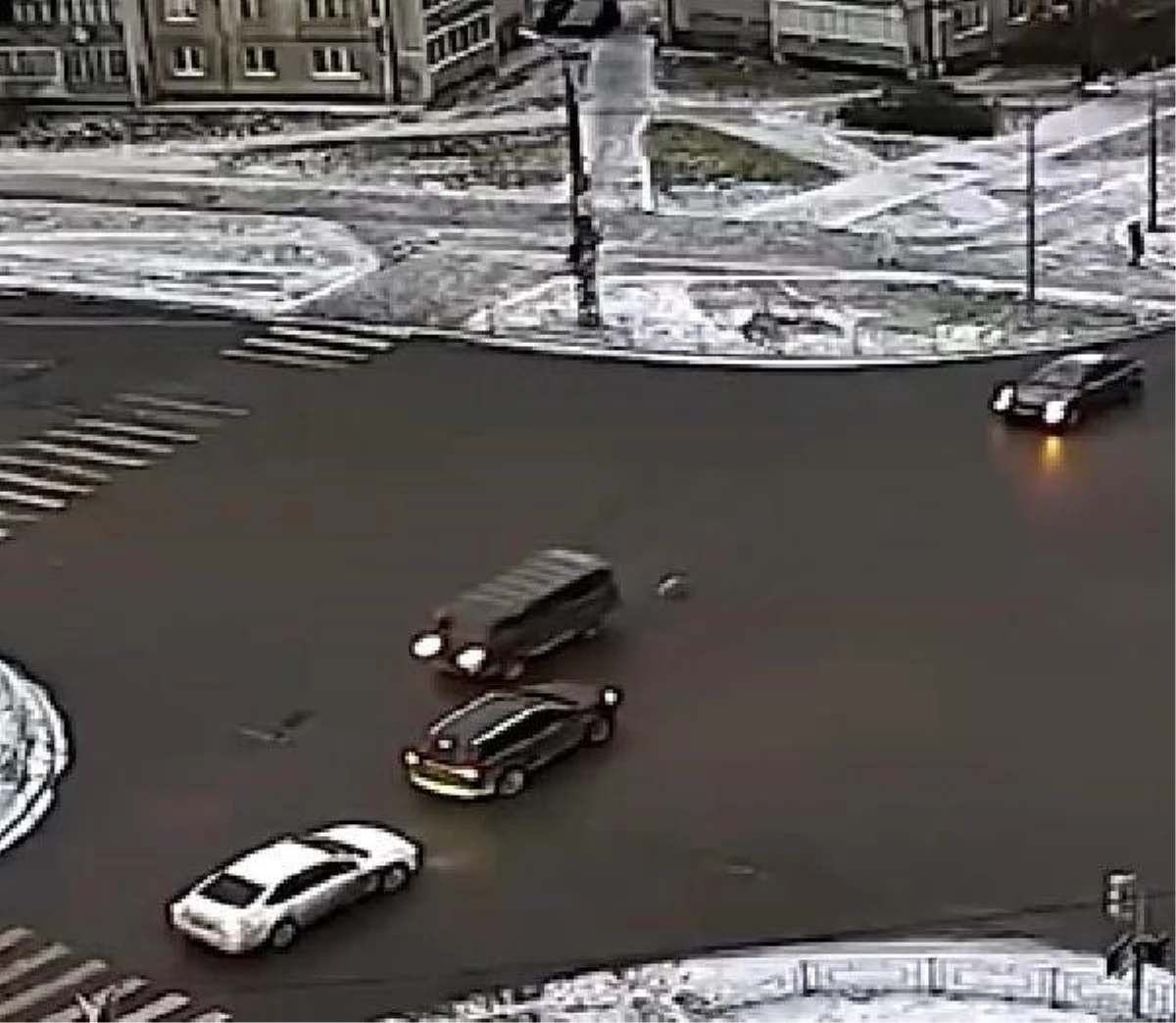 Rusya\'da sürücü arabanın arkasına bağladığı köpeği metrelerce sürükledi