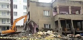 Siirt'te deprem sonrası yan yatan 2 katlı binanın yıkımı sırasında gerginlik
