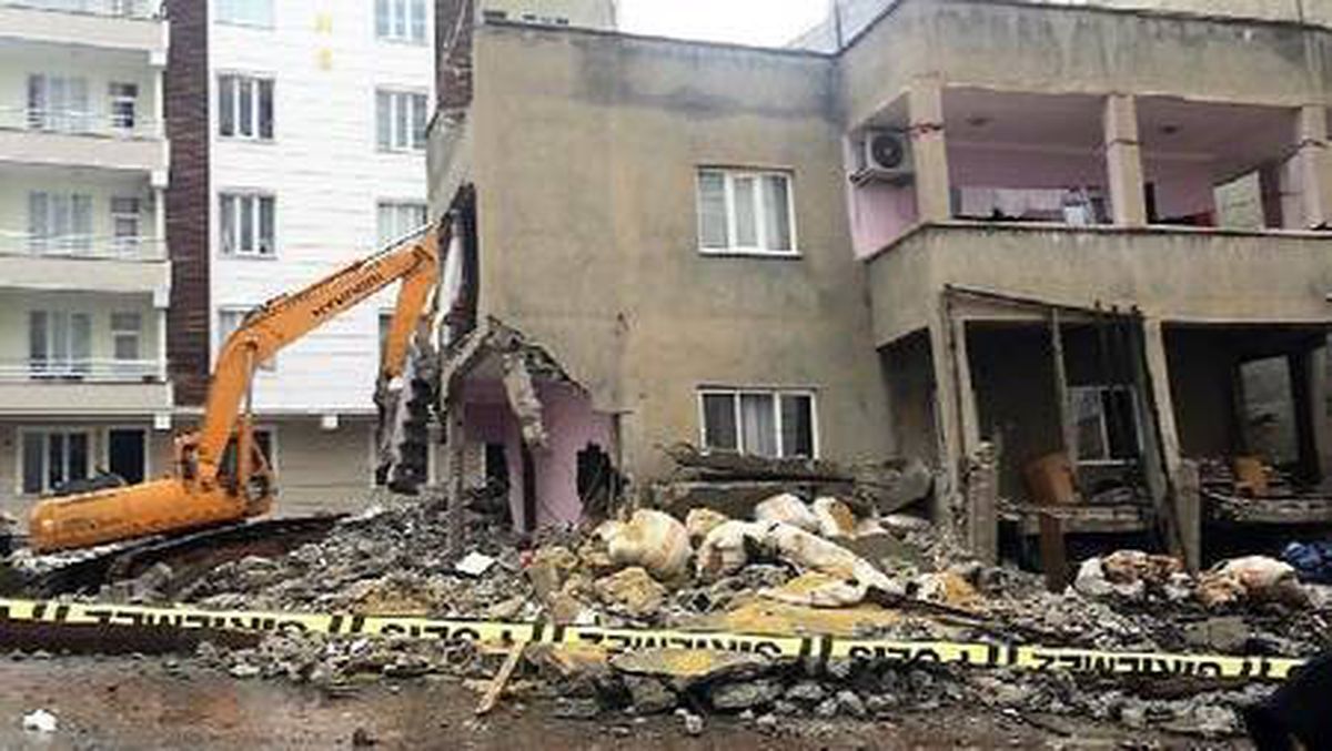 Siirt\'te deprem sonrası yan yatan 2 katlı binanın yıkımı sırasında gerginlik