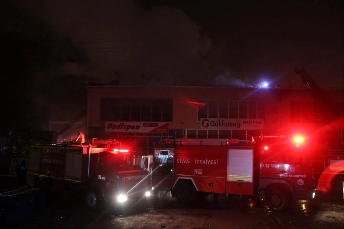 Sivas\'ta sanayi sitesinde korkutan yangın, 4 iş yerinin çatısı kullanılmaz hale geldi