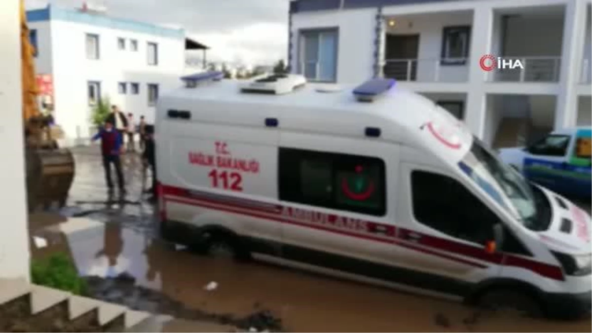 Vakaya giden ambulans çamura düştü