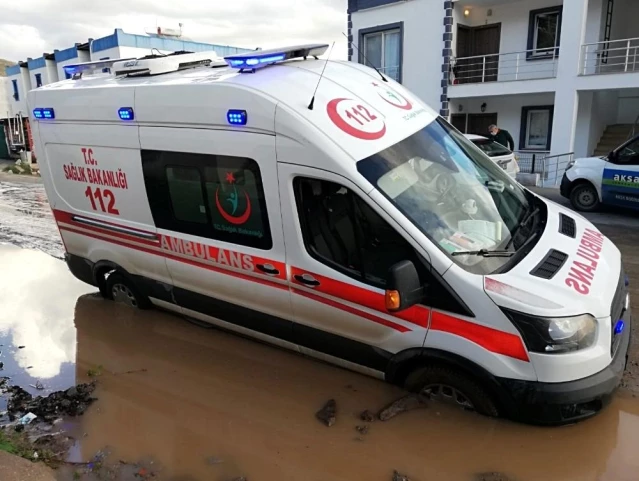 Vakaya giden ambulans çamura düştü