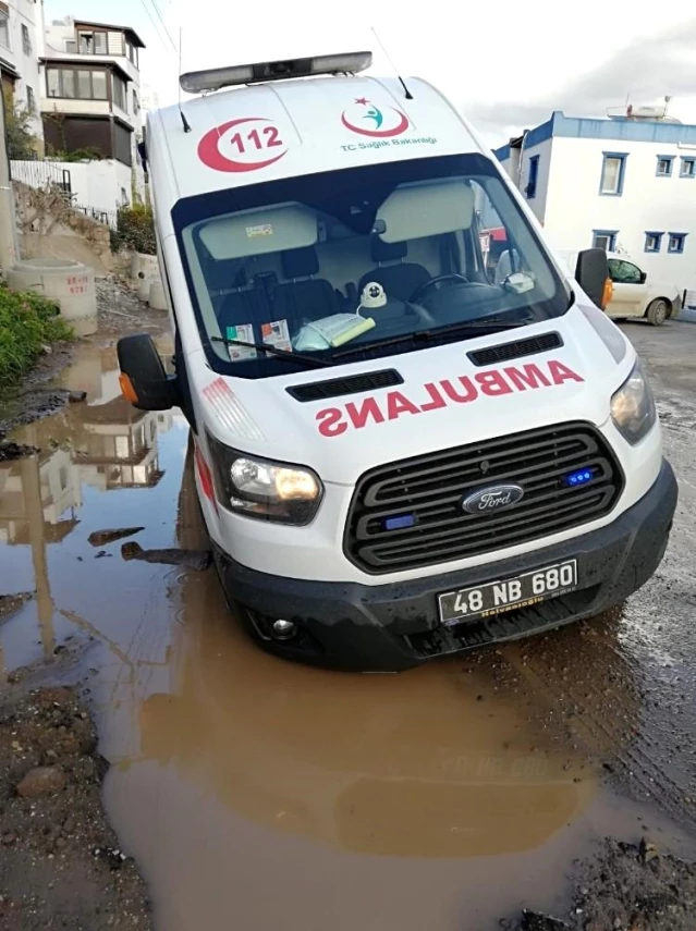 Vakaya giden ambulans çamura düştü