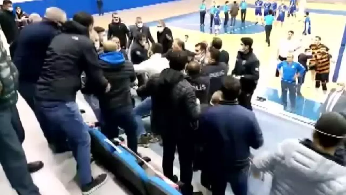 Son dakika haberleri... Voleybol 1. Lig Erkekler B Grubu müsabakasında arbede