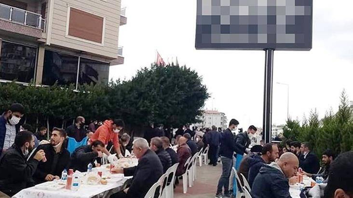 Yok böyle sorumsuzluk! Koronavirüsten ölen babası için mevlit okuttu