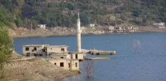 Alaköprü Barajı'nda su seviyesi düştü, evlerin çatıları göründü