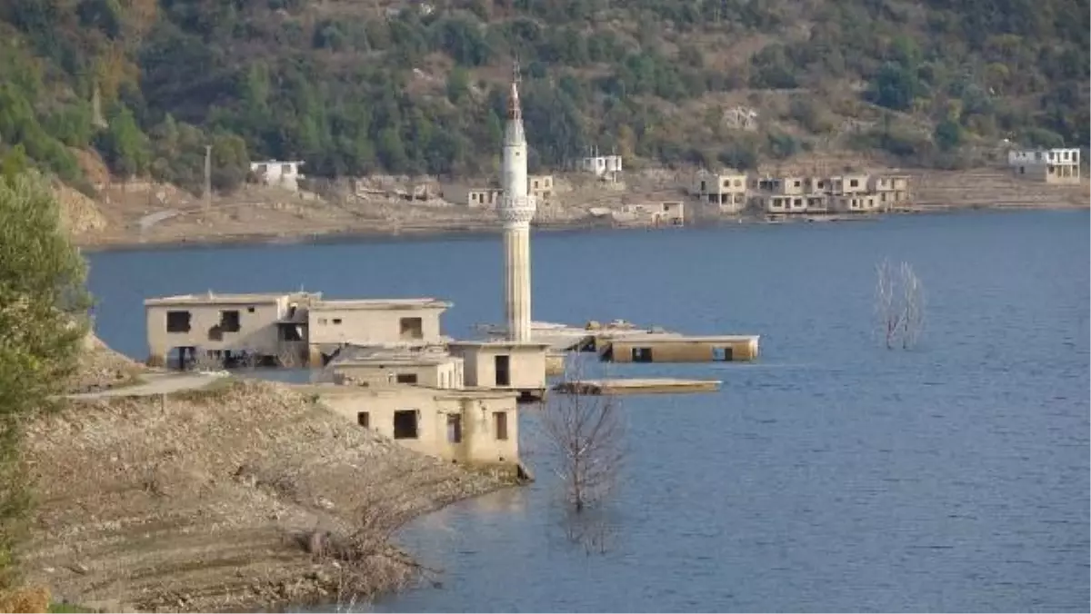 Alaköprü Barajı\'nda su seviyesi düştü, evlerin çatıları göründü