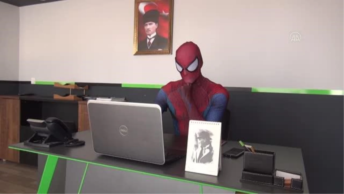 Antalyalı "Örümcek Adam", AA\'nın "Yılın Fotoğrafları" oylamasına katıldı