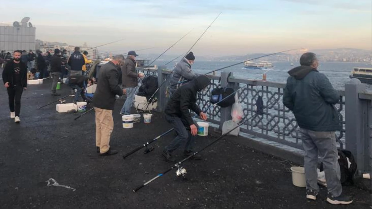 Balıkçılara 3 metre mesafe kuralı geliyor! Genelgeden dakikalar önce Galata Köprüsü\'nde yoğunluk