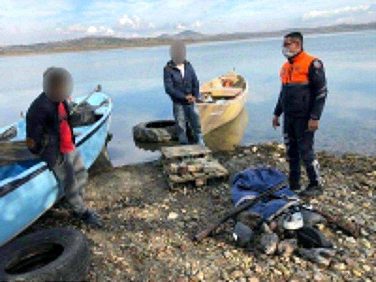 Bursa\'da Uluabat Gölü\'nde kaçak avcılık yapan 2 kişiye 3 bin 622 lira idari para cezası yazıldı.