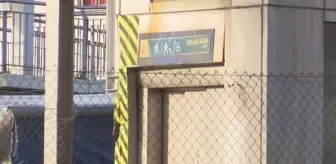 Engellilerin kullanamadığı metrobüs durağında çile sürüyor; asılan pankart dikkat çekti