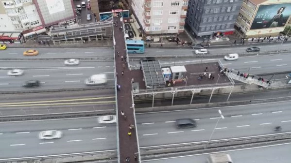 Engellilerin kullanamadığı metrobüs durağında çile sürüyor; asılan pankart dikkat çekti