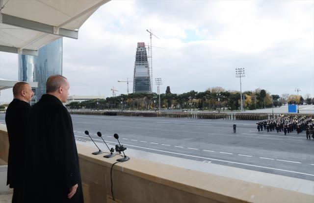 Erdoğan ve Aliyev, vasiyetini yerine getirdikleri Haydar Aliyev'in kabrini ziyaret etti