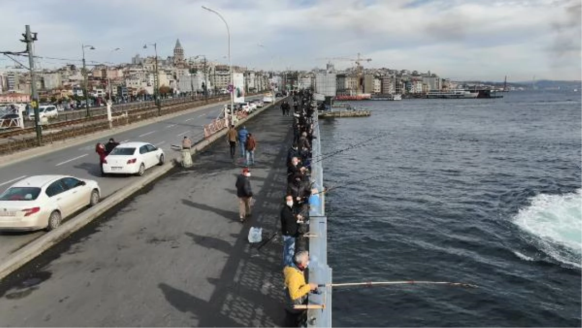 (Havadan fotoğraflarla) Galata Köprüsü\'nde olta balıkçılarına "3 metre kuralı" denetimi