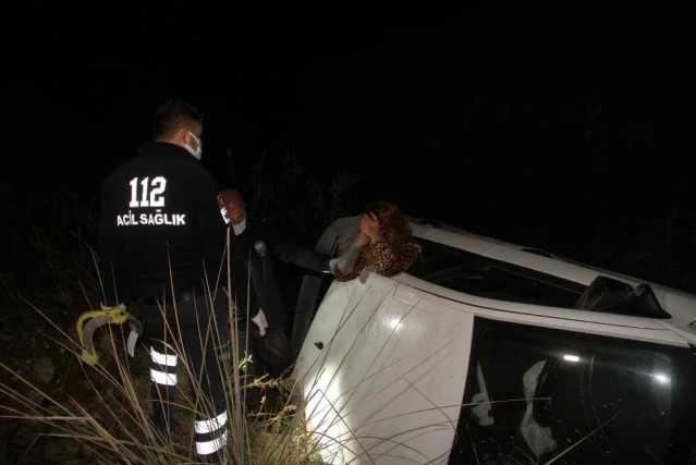 Kaza yapan otomobildeki alkolü kadın ekiplere zor anlar yaşattı