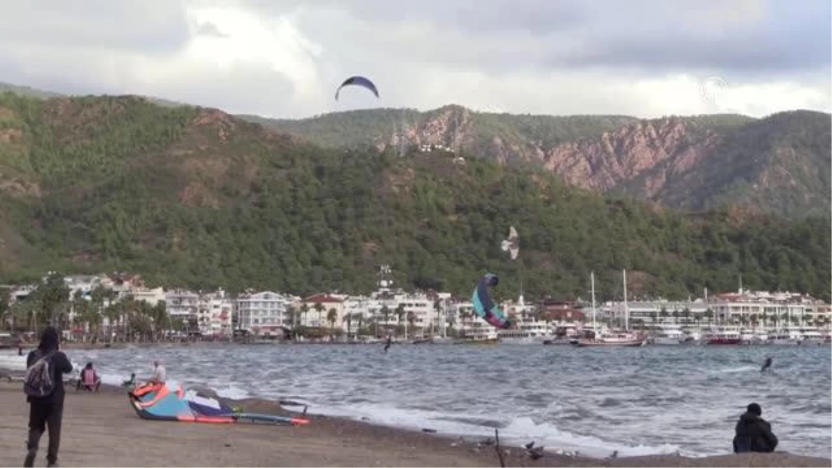 Marmaris\'te adrenalin tutkunları sörf keyfi yaşadı