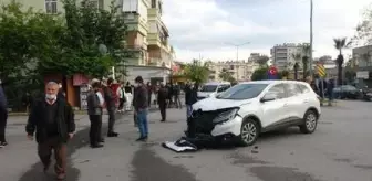 Mersin'de iki otomobil çarpıştı