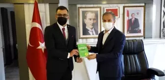 Mikrokredi Başkan Kılıç'a kitap hediye etti