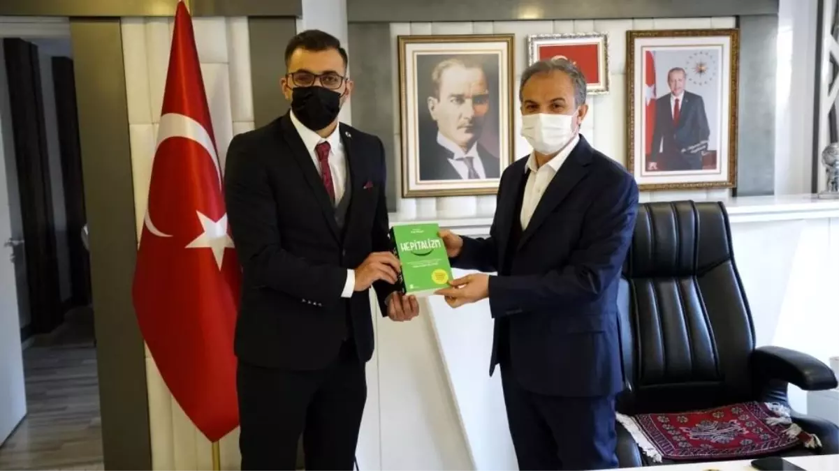 Mikrokredi Başkan Kılıç\'a kitap hediye etti