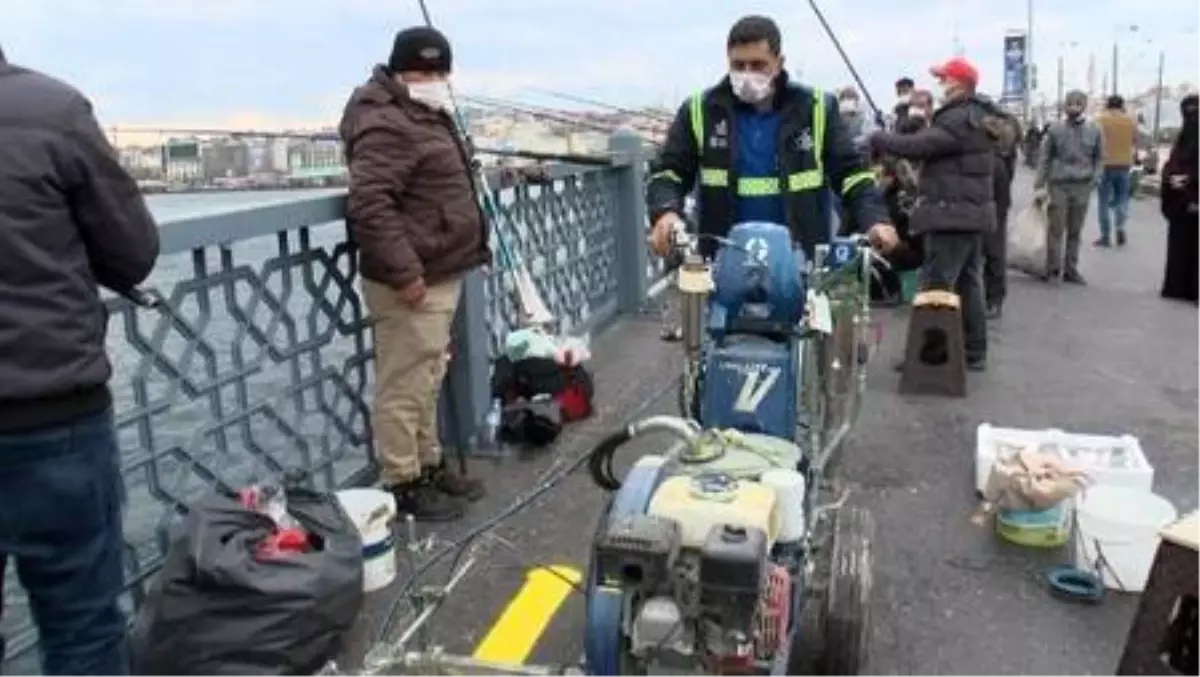 OLTA BALIKÇILARINA 3 METRE ŞARTI... GALATA KÖPRÜSÜ\'NE SARI ÇİZGİLER ÇİZİLDİ