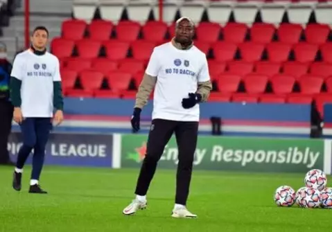 PSG Başkanı Nasır el-Halifi, ırkçı ifadelere maruz kalan Webo'ya özel forma yaptırdı PSG Başkanı Nasır el-Halifi, ırkçı ifadelere maruz kalan Webo'ya özel forma yaptırdı