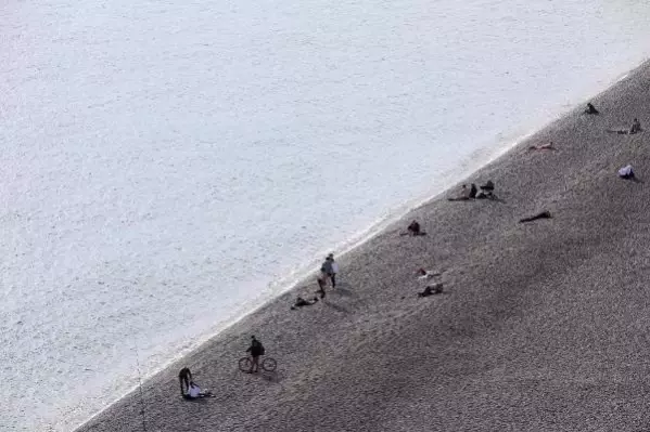 Sağanak beklenen Antalya'da deniz keyfi