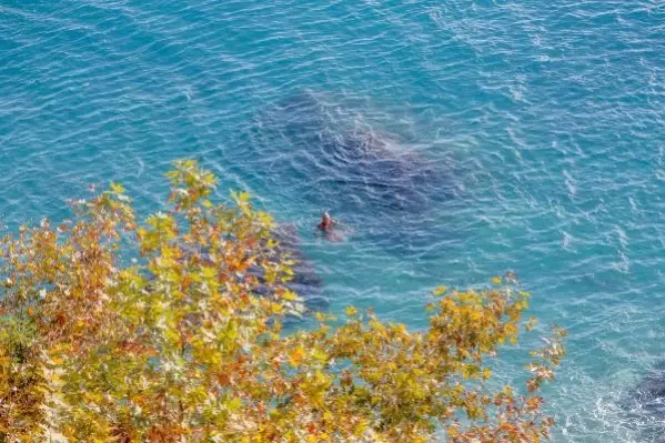 Sağanak beklenen Antalya'da deniz keyfi