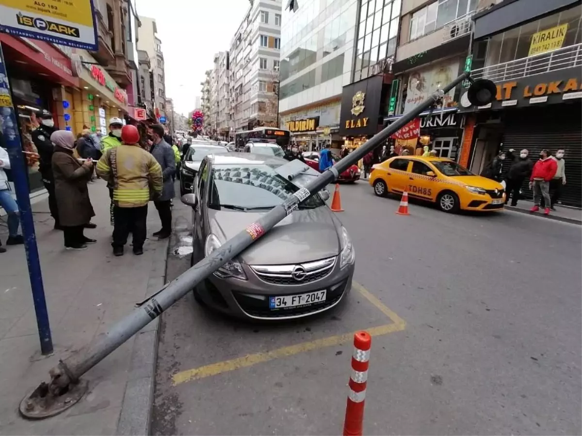 Şişli\'de park halindeki otomobilin üzerine elektrik direği devrildi