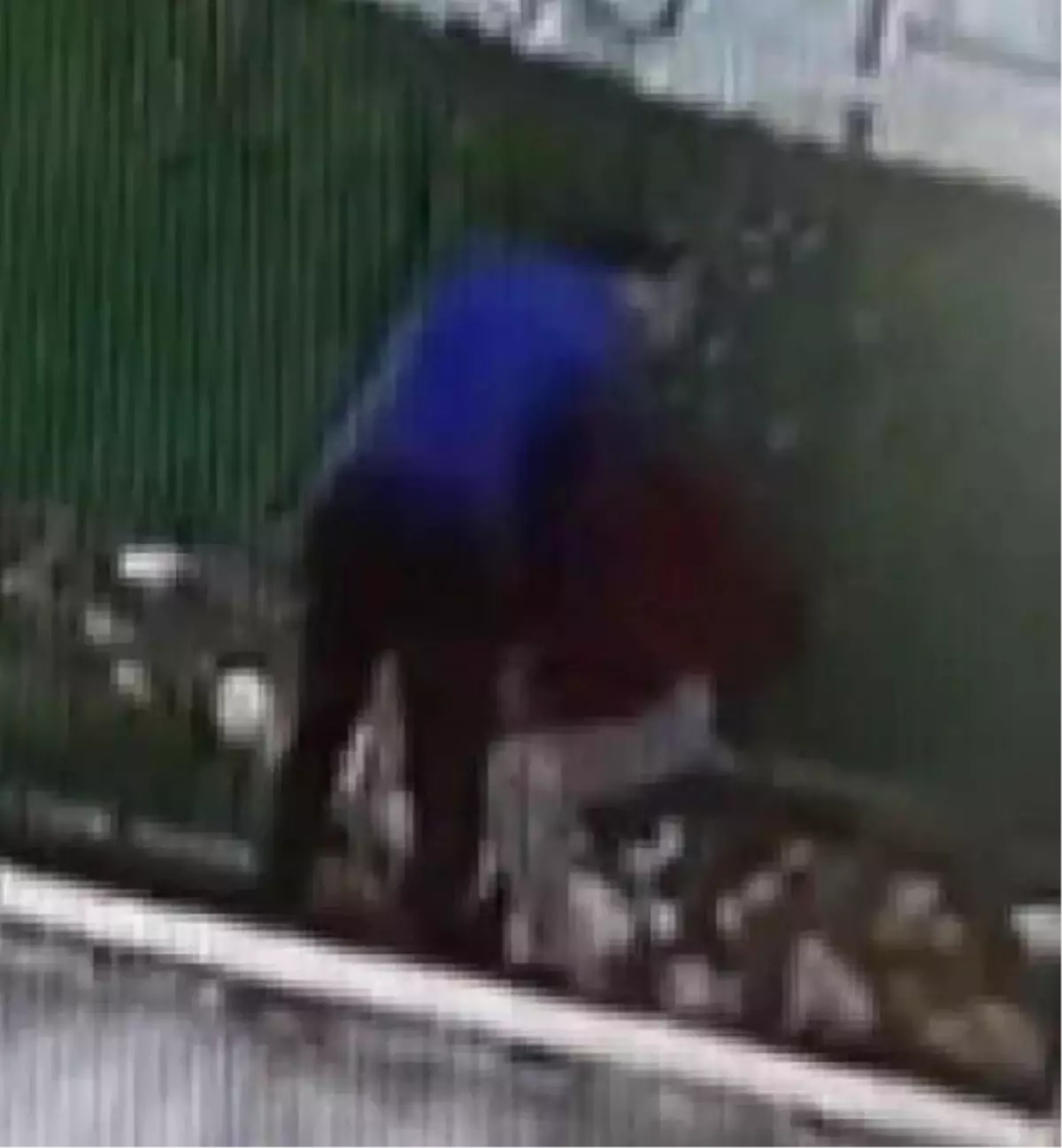 Son dakika haberleri... Sokak ortasında kadına şiddet kamerada