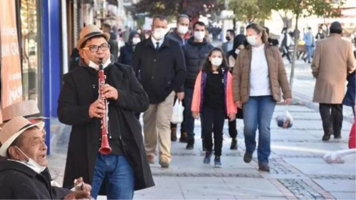 Cenaze anonslarının kaldırıldığı Edirne\'de müzisyenler sokakta konser veriyor