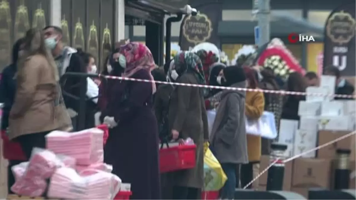 Sosyal mesafesiz indirim kuyruğu...İndirim korona virüsü unutturdu