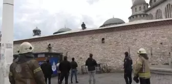 Son dakika haber | Taksim Camii duvarına çıktı, elindeki jiletle kendisine zarar vermeye başladı