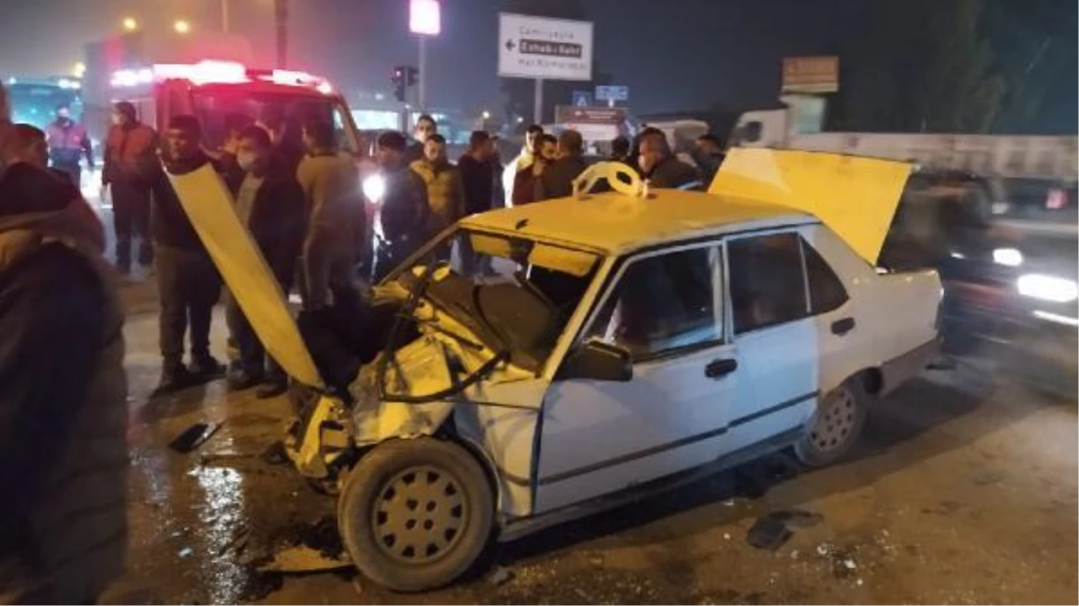 Tarsus\'ta pikap ile otomobil çarpıştı 1 ölü, 1 yaralı