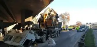 Vinç viyadüğe takıldı: 1 yaralı