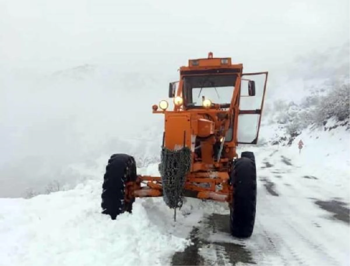 Tunceli\'de kardan kapanan 83 köy yolu, ulaşıma açıldı