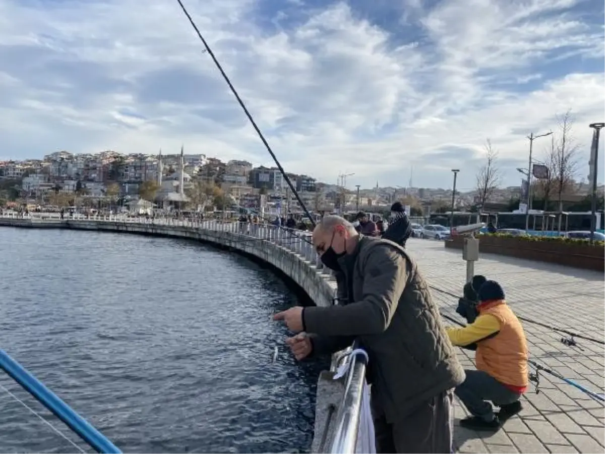 Üsküdar Sahili\'nde sosyal mesafeli balık avı