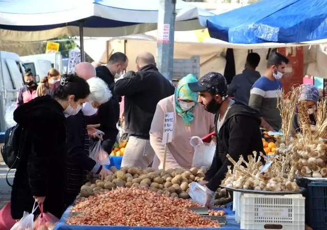 Vaka artışının devam ettiği Antalya'da pazar yoğunluğu