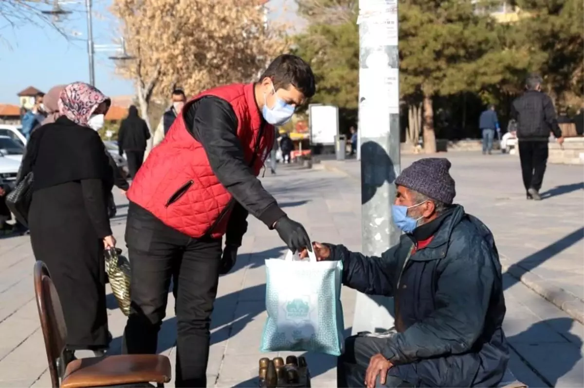 Aksaray Belediyesi seyyar esnaflara ikramlarda bulunuyor